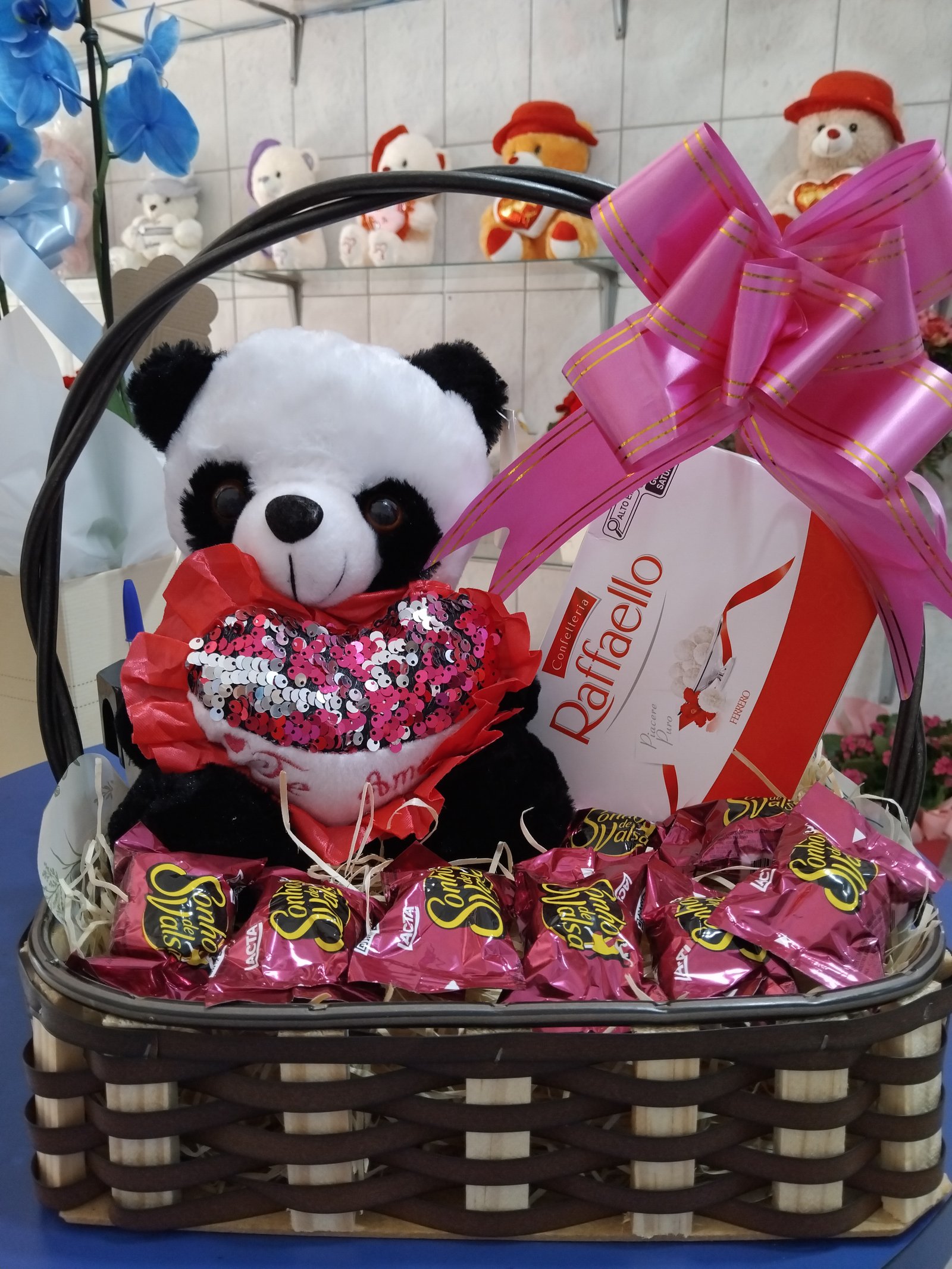 CESTA COM URSO PANDA E CHOCOLATES 
